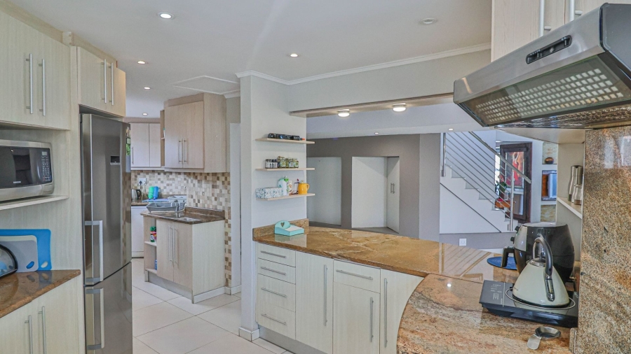 4 Bedroom Property for Sale in Perlemoenbaai Western Cape